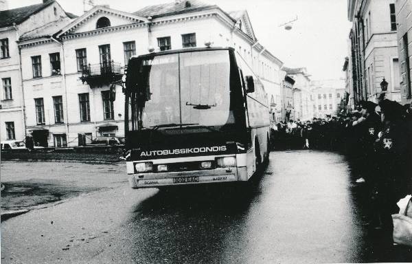 Rootsi kuninga Karl XVI Gustavi ja kuninganna Silvia visiit Tartusse 1992a. Saabuvad bussiga.