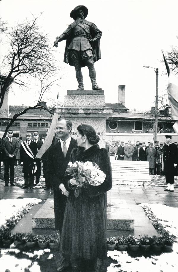 Rootsi kuninga Karl XVI Gustavi ja kuninganna Silvia visiit Tartusse 1992a. Mälestusmärk kuningaplatsil.