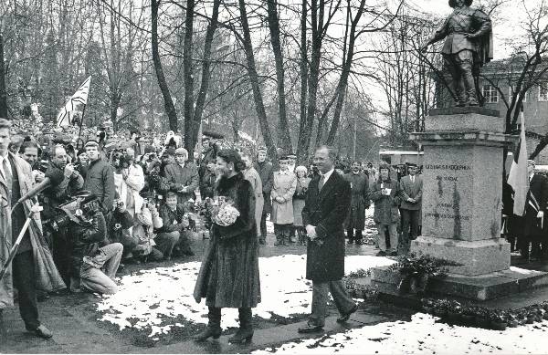 Rootsi kuninga Karl XVI Gustavi ja kuninganna Silvia visiit Tartusse 1992a. Kuningaplatsil.