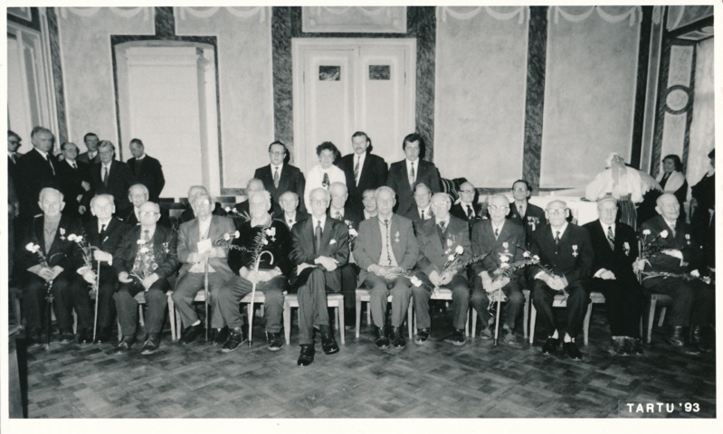 Grupifoto. Vabadussõjast osavõtnute autasustamisõhtu TÜ aulas 1993a.