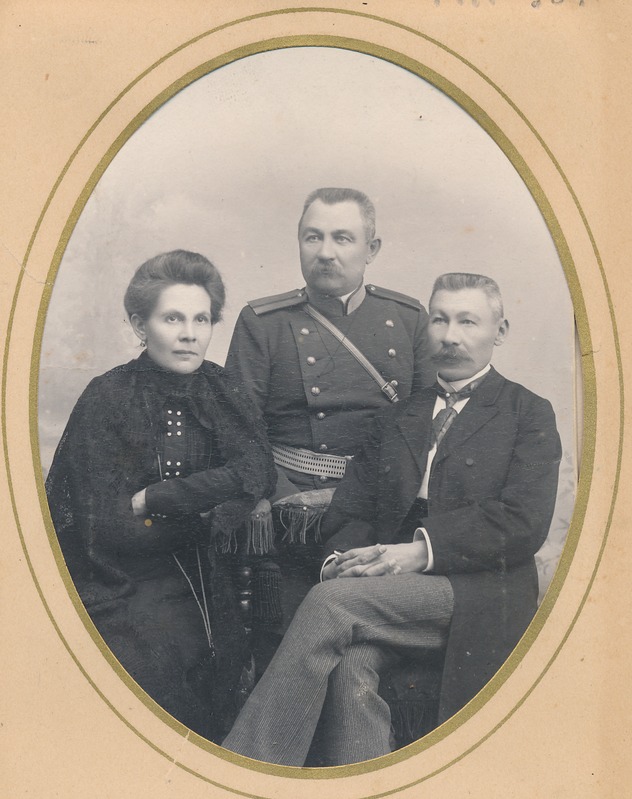 Grupifoto. 2 meest ja üks naine 1907a.