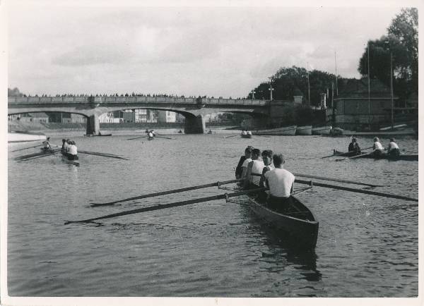 Tartu linnavaade. Sõudevõistlus Emajõel, taamal Vabadussild. 1920-1930ndatel.