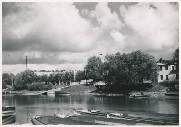 Tartu linnavaade. Vaade Emajõe tn sauna juurest üle Emajõe Kalda tn. 1930ndatel.