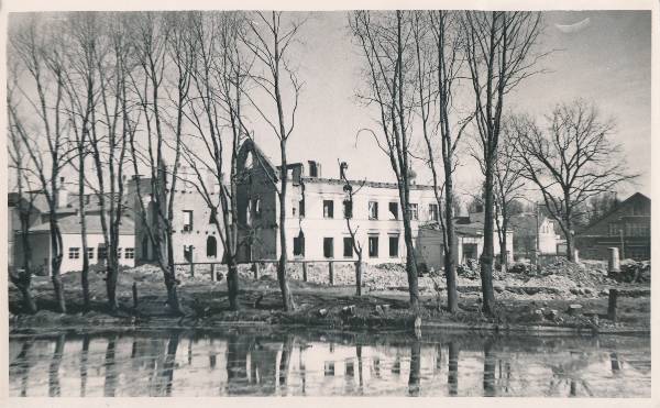 Tartu linnavaade. Vaade varemetele Meltsiveski tänavalt üle Meltsitiigi Vene kiriku suunas. 04.1942.a.