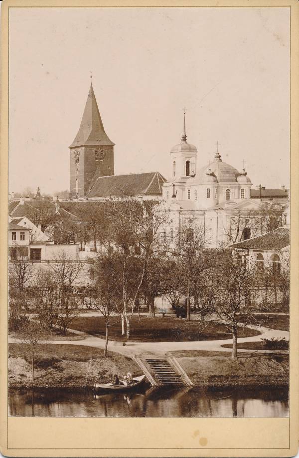 Tartu linnavaade. Emajõe kallas Vabaduse puistee kohal, taamal Uspenski kirik ja Jaani kiriku torn. 1900.a.