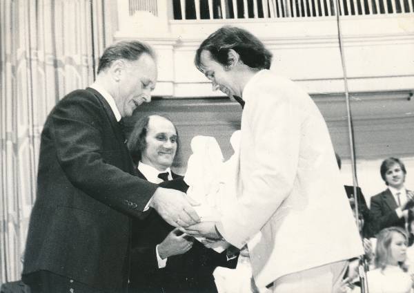 Koolinoorte segakooride konkursi laureaatide autasustamine Estonia kontserdisaalis, dirigendid Olev Oja, Riho Leppoja, Toivo Ojaveski. Tallinn, 06.12.1987.