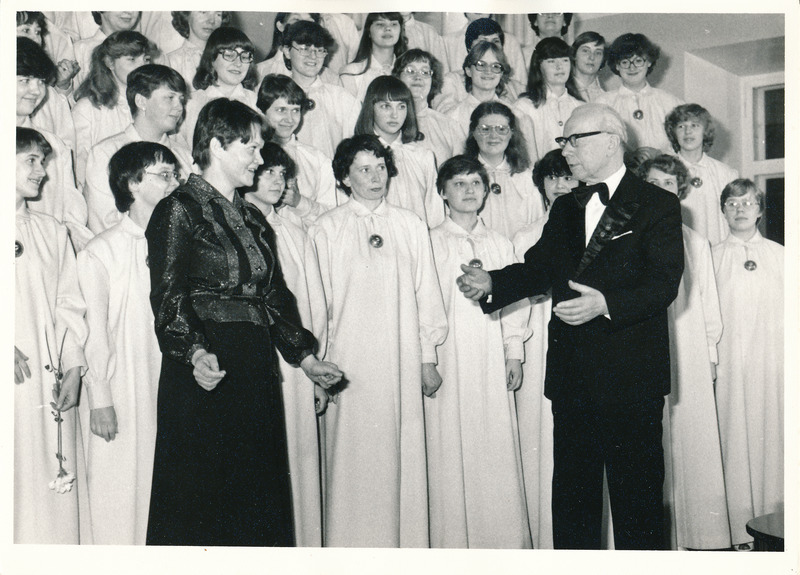 Helilooja ja koorijuht Richard Ritsingu 80. aasta juubeli tähistamine TRÜ aulas. Juubilari õnnitleb TRÜ Akadeemiline Naiskoor ja selle dirigent Vaike Uibopuu. 25.03.1983.a.