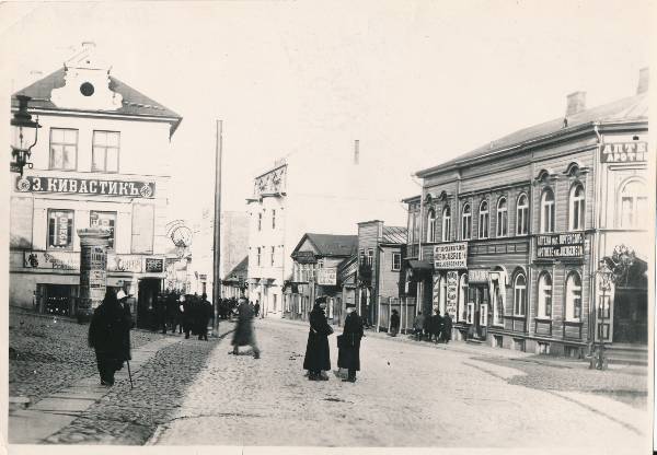 Promenaadi t, vaade Promenaadi ja Uueturu t nurgalt Raekoja platsi suunas.Tartu, 1915.