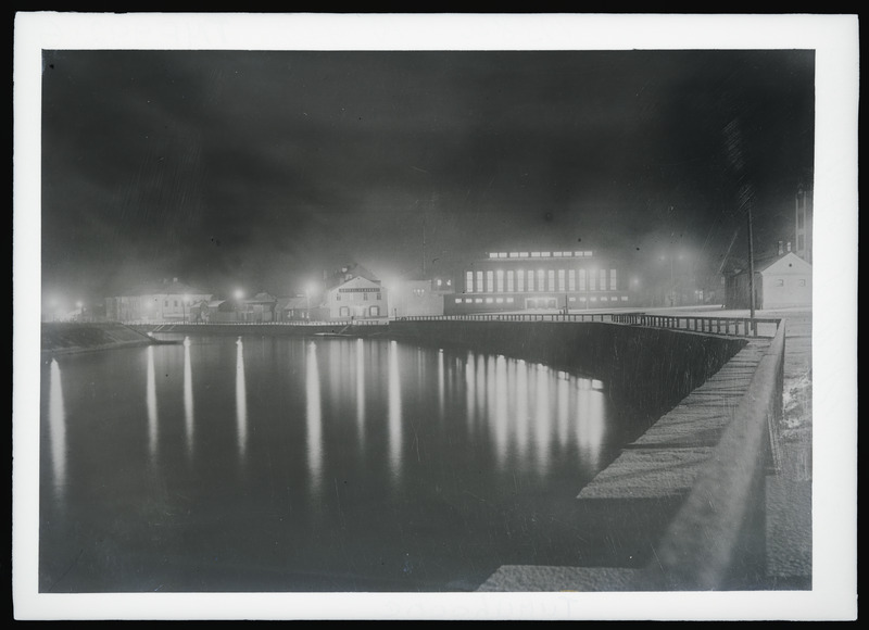 Klaasnegatiiv. Emajõe paremkallas, taga tuledes turuhoone. Tartu, 1938.