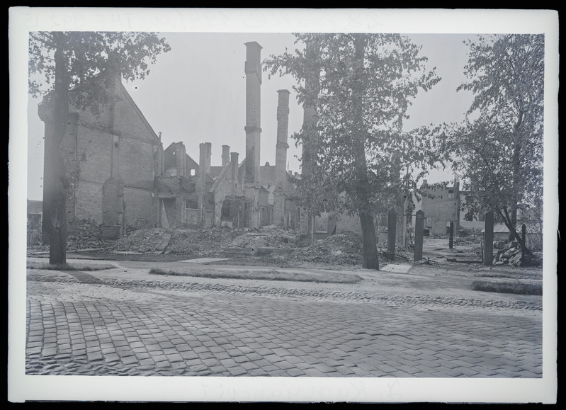 Klaasnegatiiv. Kuperjanovi t, varemetes majad. Tartu, 1941.