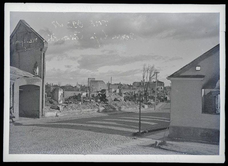 Klaasnegatiiv. Narva t, varemetes majad. Tartu, 1941.