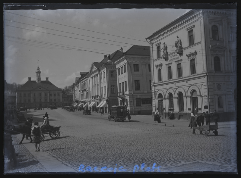 Klaasnegatiiv. Raekoja plats, vaade Kivisilla poolt. 1910-1920.