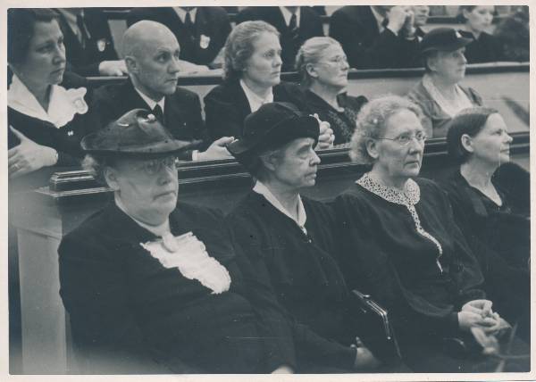 Eesti karskusliikumise 50. aastapäeva juubelikongress TÜ ringauditooriumis. I reas vasakult Salme Paldrok, Anna Haava, Wilhelmine Rütli, Helmi Põld. II reas vasakult  Helmi Mäelo, Bernhard Mäelo, Alice Kuperjanov jt. Tartu, 1939.