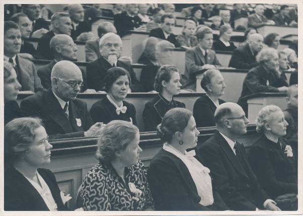 Eesti karskusliikumise 50. aastapäeva juubelikongress TÜ ringauditooriumis. I reas paremalt 2. Kustaa Loikkanen. III reas vasakult 3. Aadu Lüüs. Tartu, 1939.