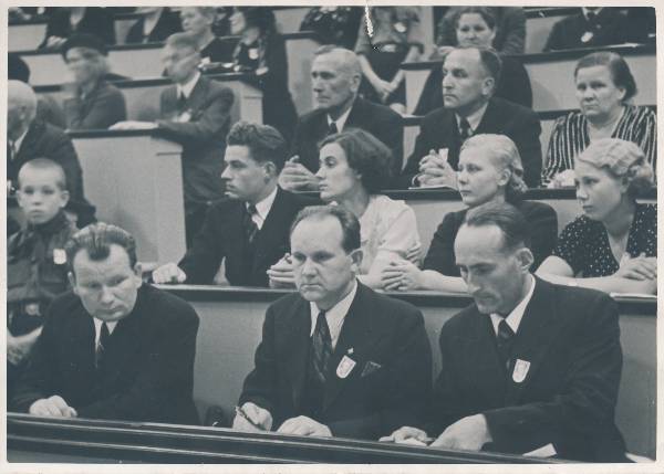 Eesti karskusliikumise 50. aastapäeva juubelikongress TÜ ringauditooriumis. I reas paremalt Loomet Laja, Eduard Kubjas. II reas paremalt 3. Debora Hint (Debora Vaarandi); 4. Aadu Hint. Tartu, 1939.