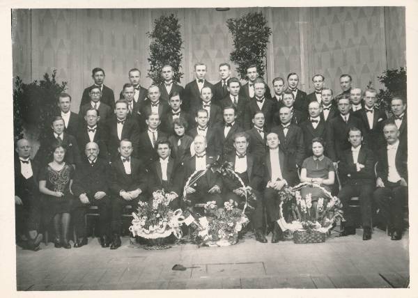 Grupifoto. Teatri Vanemuine orkester, esireas vasakult viies Juhan Simm. 1920ndatel.