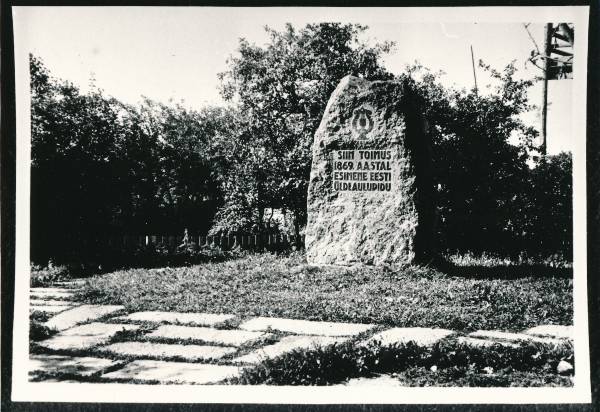 Fotokoopia. I Eesti üldlaulupeo mälestussammas Tartus.