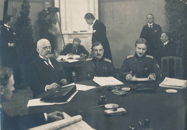 Tartu rahu sõlmimine hoones Aia 35. Eesti delegatsiooni liikmed vasakult - Jaan Poska, kindral Jaan Soots, kolonel Victor Mutt (ka Viktor Mutt). Tartu, 1920.