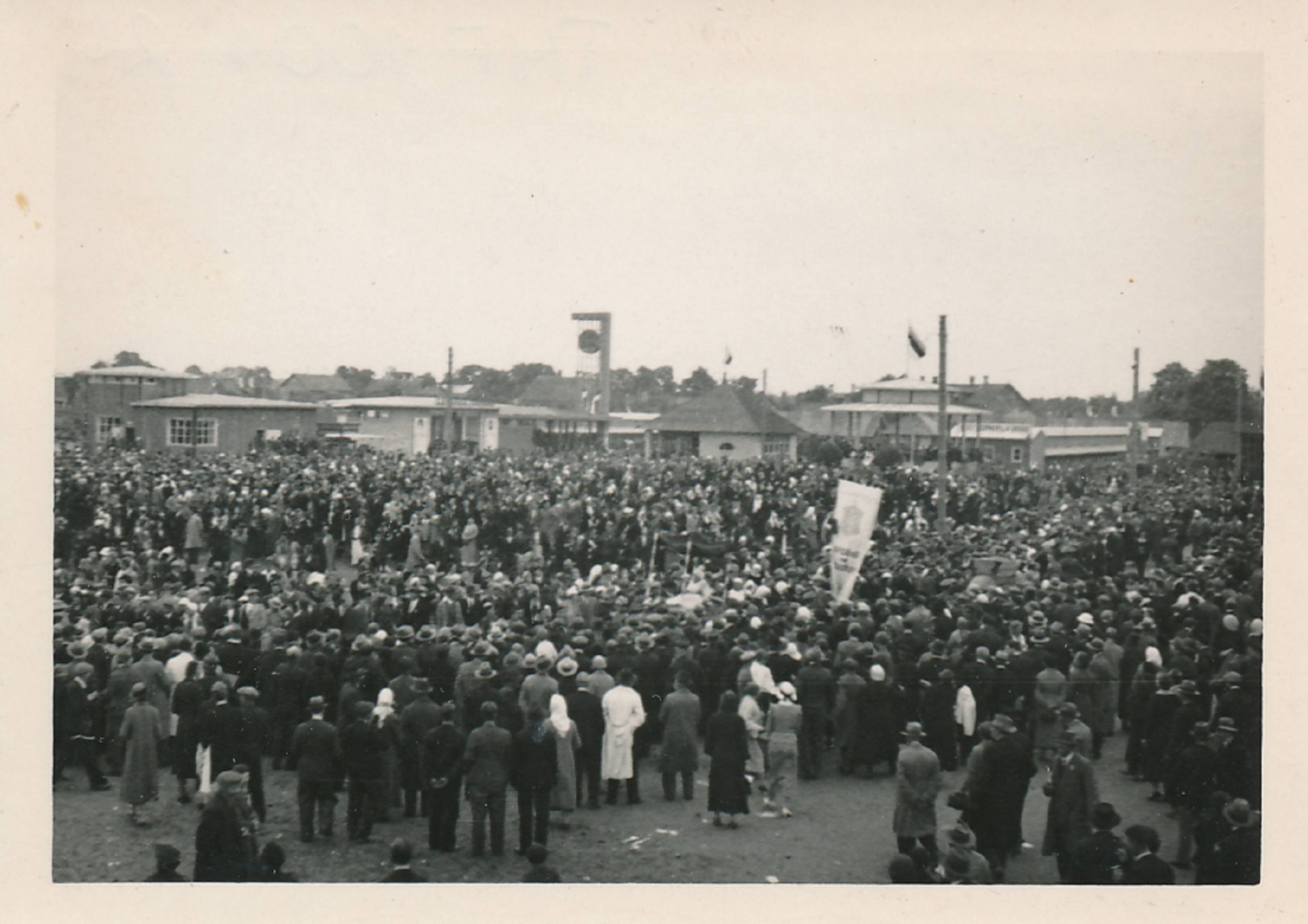 Näituse väljak Tartus Viljandi mnt ääres 1920-30. aastatel. Esiplaanil rahvamass.