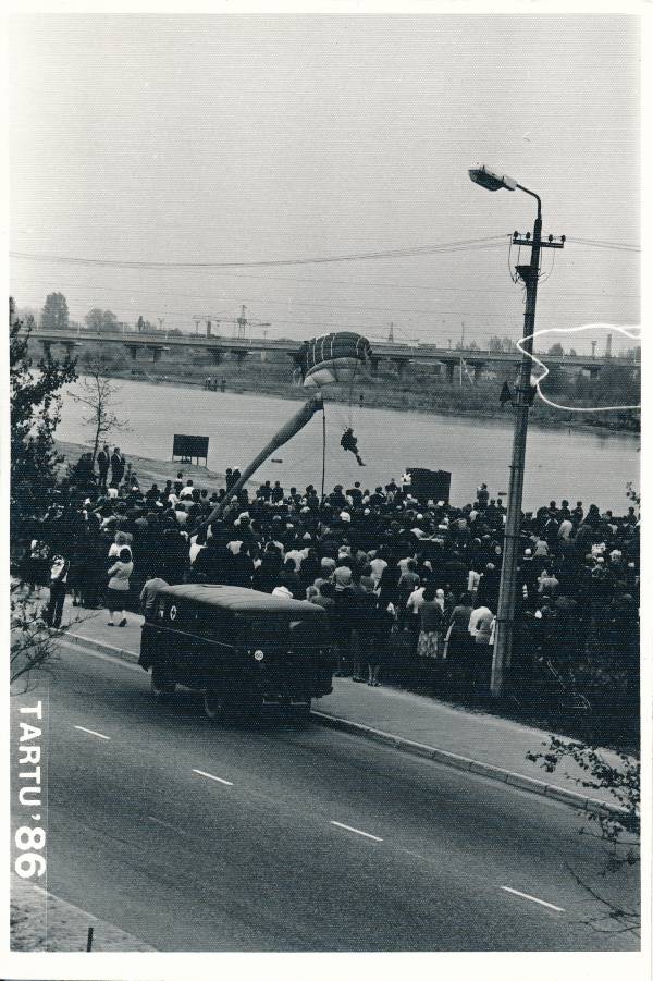 Võidupüha (9. mai)  tähistamine Anne kanali ääres, langevarjur. Tartu, 1986.
