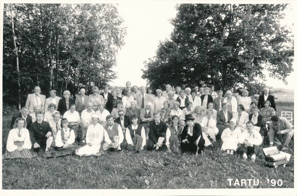 Grupifoto. Rühm baltisakslasi ja Eesti rahvatantsijaid 1990a Palmse mõisas.