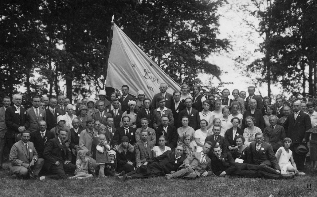 Eesti Karskusliidu suvepäevadest osavõtjad,  II reas keskel prof. Peeter Põld. Taustal Eesti esimese karskusseltsi "Täht" lipp. 
Pärnu, suvi 1929.