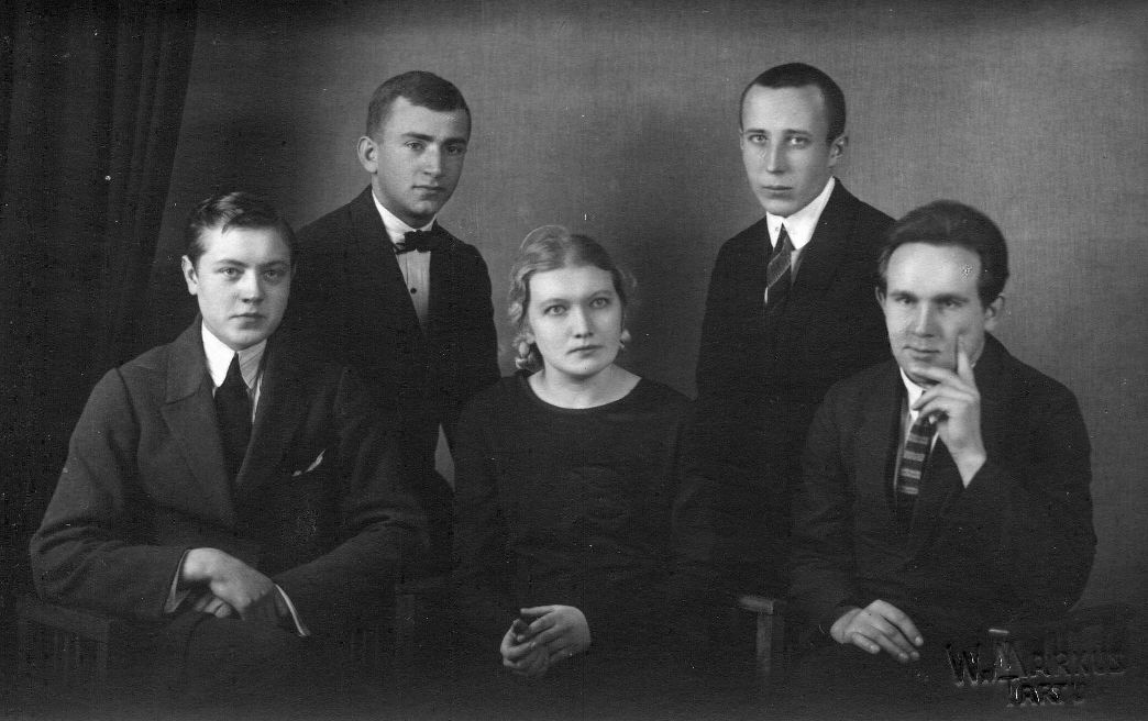 Eesti Noorsoo Karskusliit. Ees (paremalt) 1. Eduard Kubjas, 2. Eeva Pedriks (abielunimi Niinivaara). Tartu, 1924-1929. Foto M. Markus.