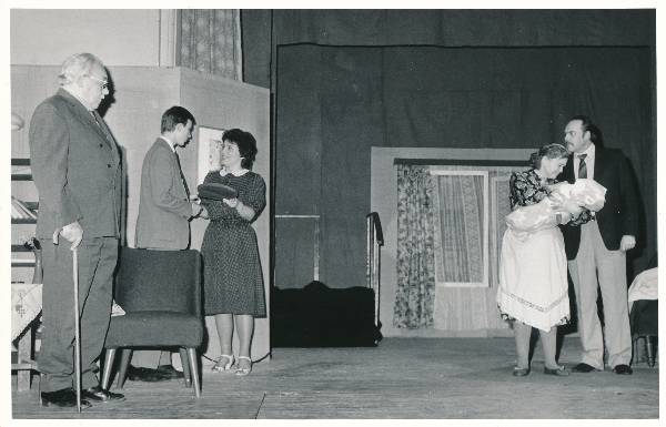 Tartu kultuurihoones Ed. Vilde nim rahvateatri lavastus "Kaks abielu" 1980ndad.