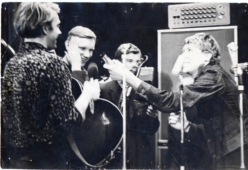Ansambel "Fix" Tartus esinemas 1970ndatel. Kitarristid Mart Helme, Mait Eelrand, Väino Land, Valdur Tamm.