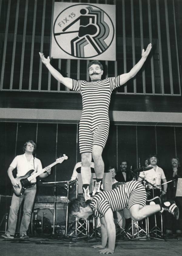 Ansambel "Fix". 15. aastapäeva kontsert "Vanemuises", esinevad akrobaadid Jüri Druus ja Sergei Fatkin. Tartu, 1983.