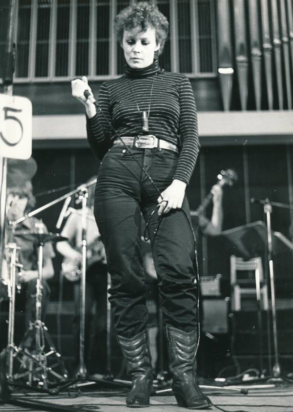 Ansambel "Fix": solist Novella Hanson. Tartu, u 1982.