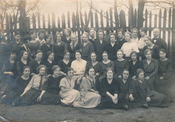 Tartu Tütarlaste Gümnaasium, õpilased koos meesõpetajaga.  1923