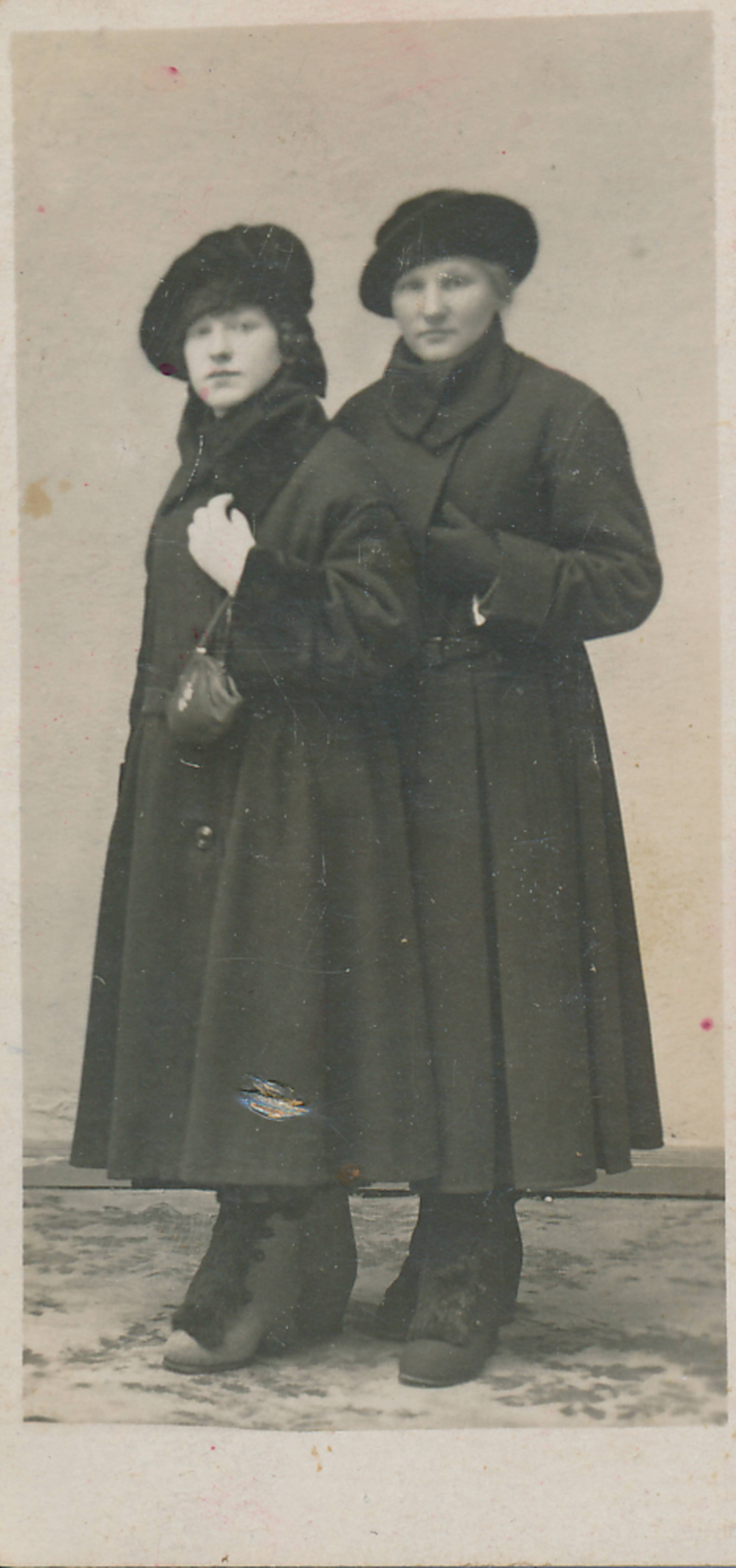 Naiste üleriiete mood: naistemantlid. Tartu, 1920.