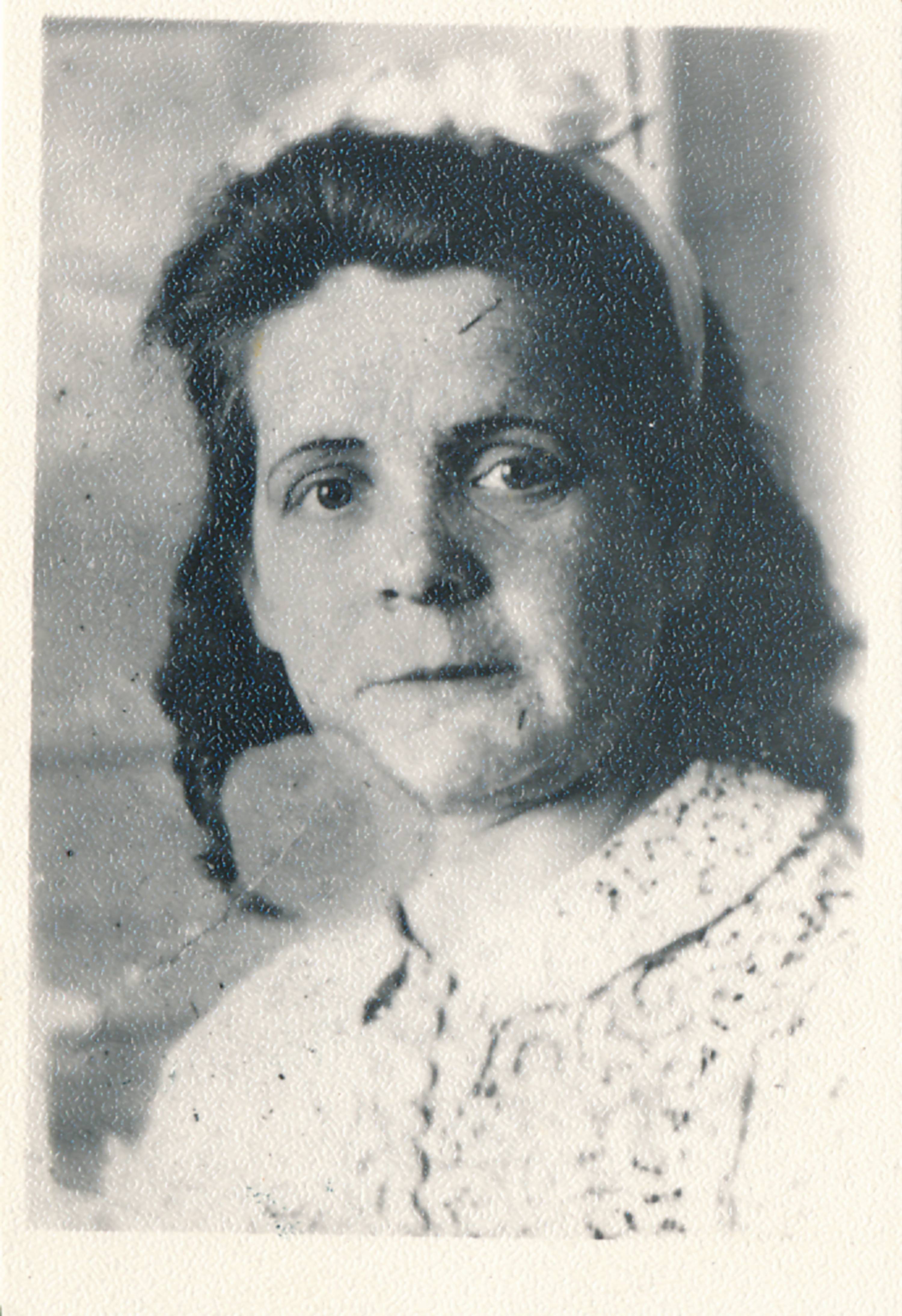 Portreefoto. Liisa Aas, Peipsi laevanduse relvastatud valveteenistuse (VOHR) töötaja. Kaasan, 1941.a.