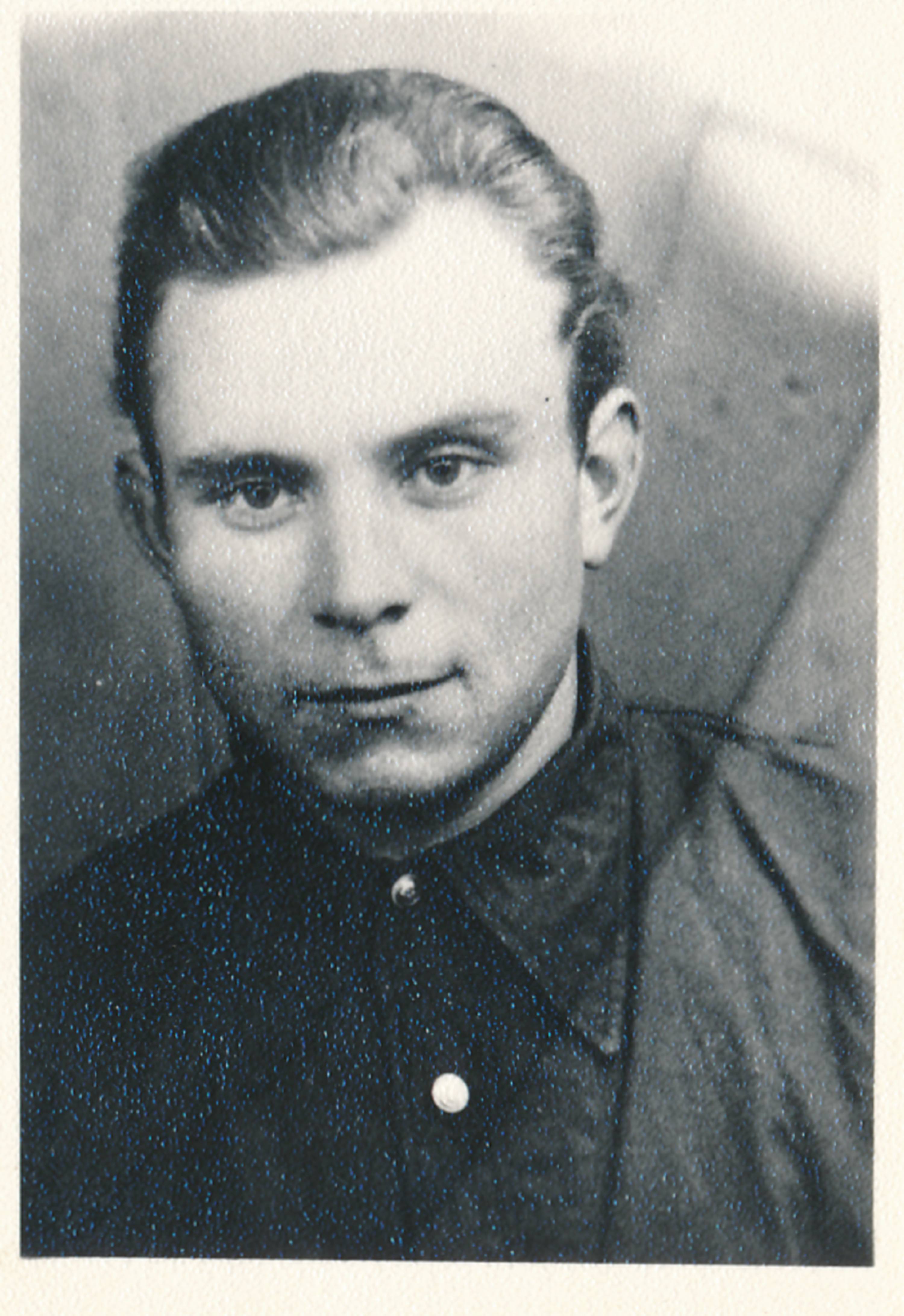 Portreefoto. Vello Kuzma p. Aas, Peipsi laevanduse relvastatud valveteenistuse (VOHR) töötaja. Kaasan, 1941.a.