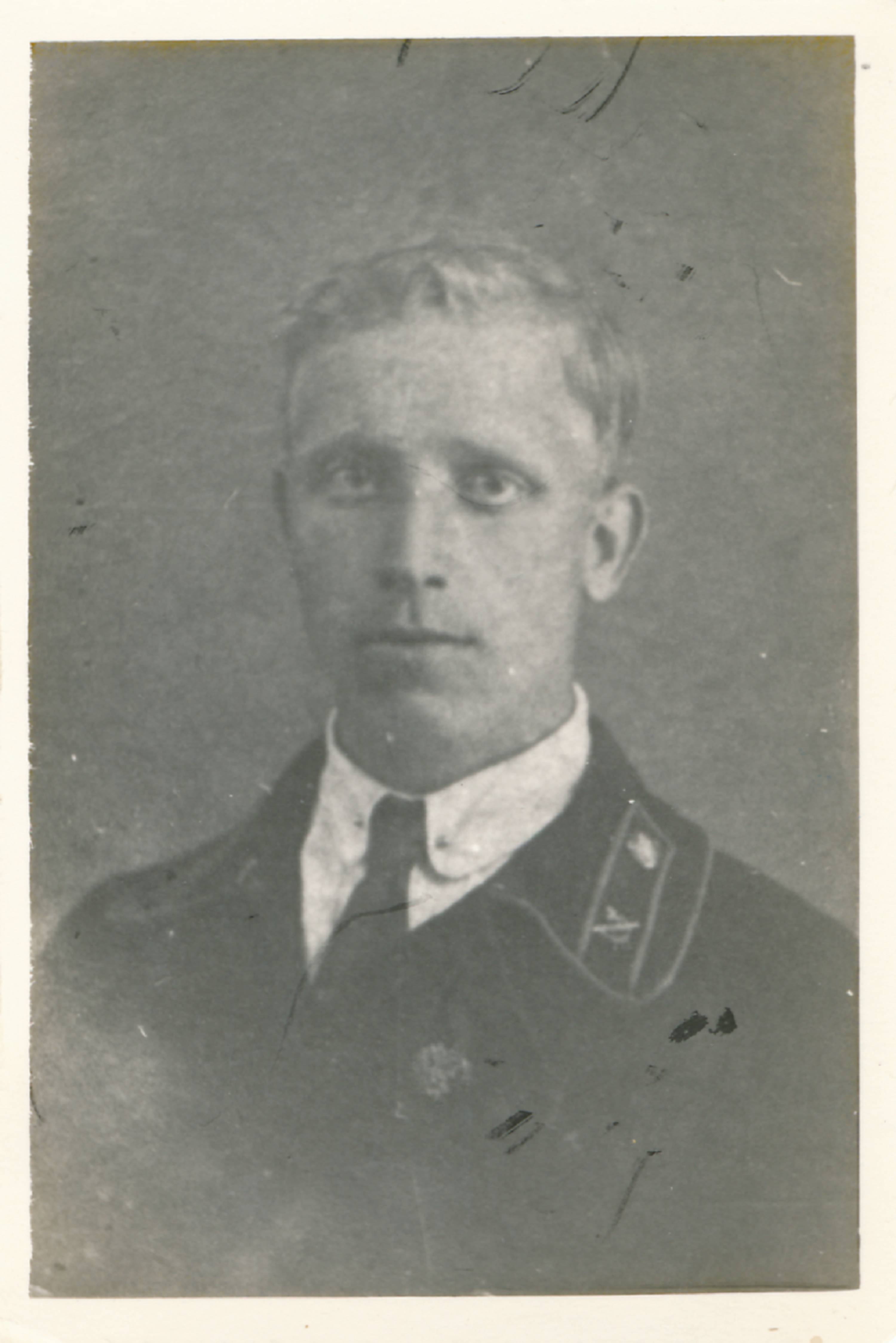 Portreefoto. Vene kodusõjas (1917-1923) osalenud Albert Pung, Pihkva Maamõõtmise Tehnikumi õpilasena. 1925.a.