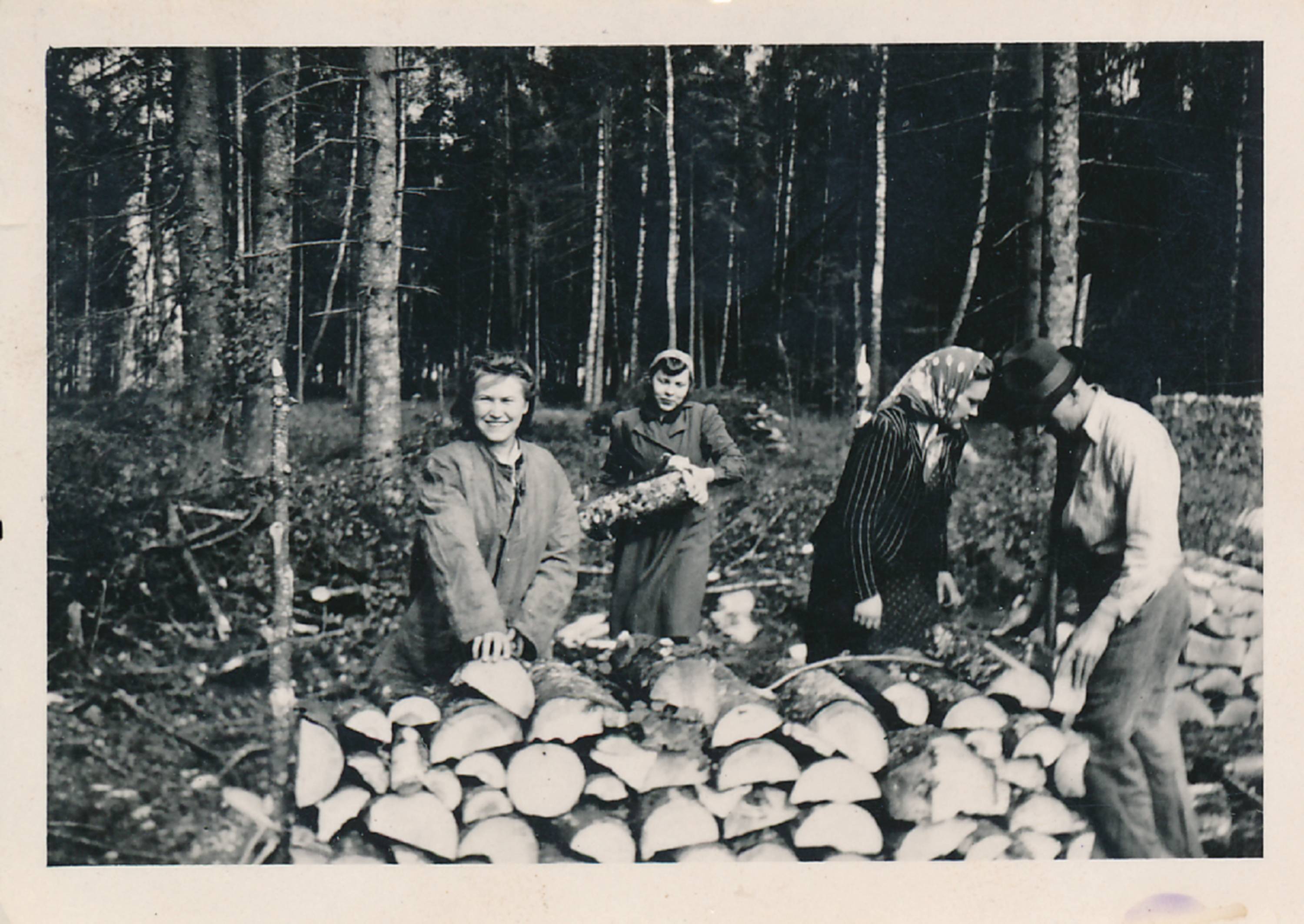 Tartu Lihakombinaat. Töölised metsatööl. 1943.a.