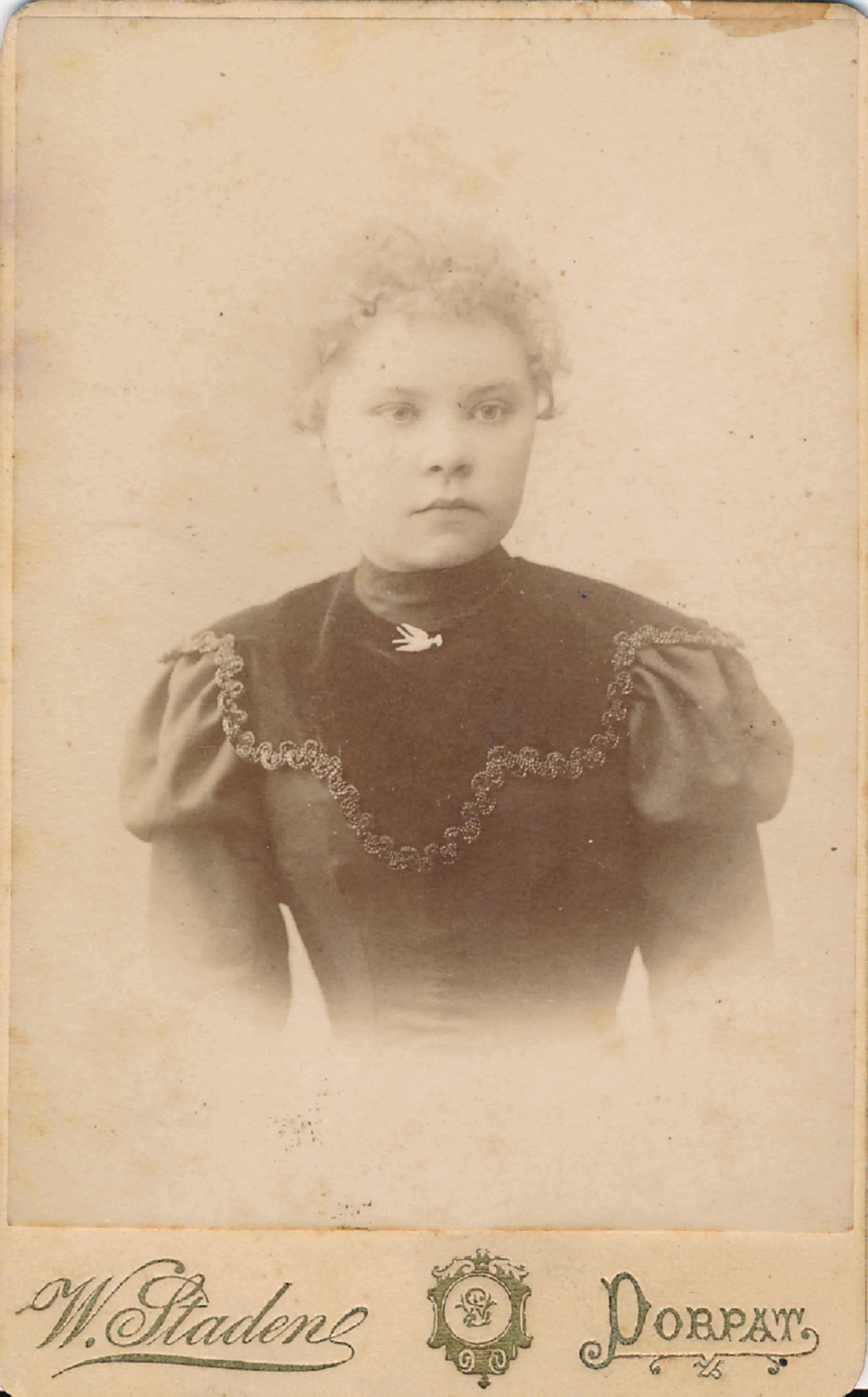 Portreefoto. Noor naine. Tartu, 20. sajandi algus.