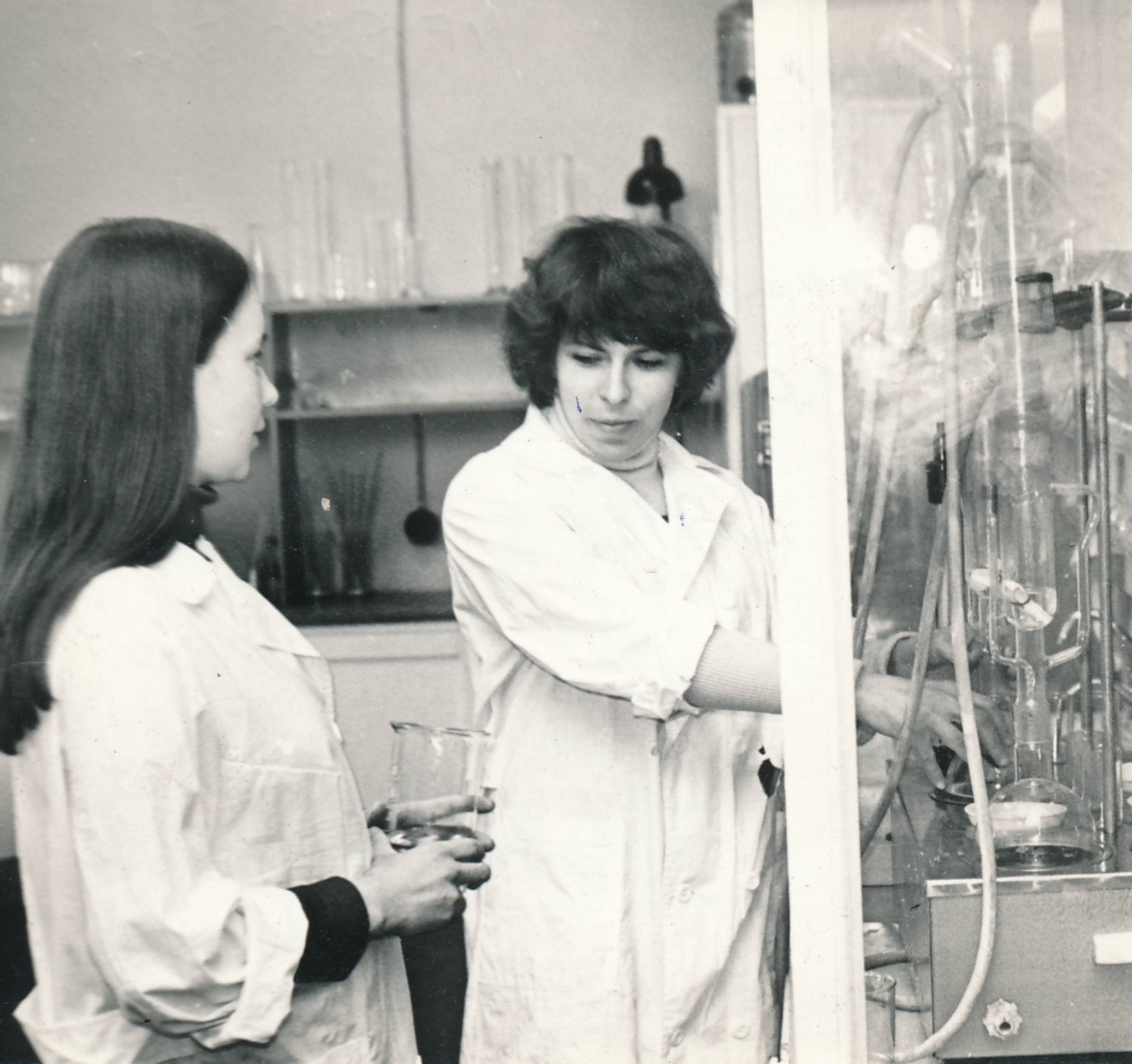 Portreefoto. ENSV LPTM keskkonnakaitse labori laborant Heli Karu ja keemik Ene Laius. 03.1979.a.