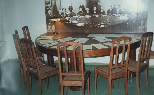 Tartu linnamuuseumi püsiekspositsioon (Tartu rahu laud), 1997. Foto Silja Paris.