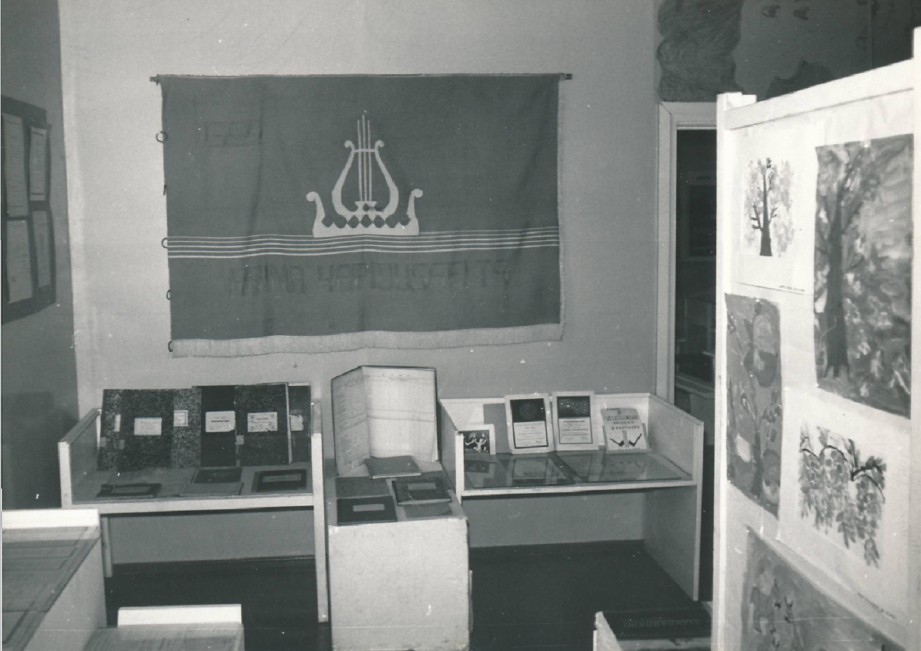 Hiiumaa muuseum. Kooliteemaline näitus. 1990ndatel.