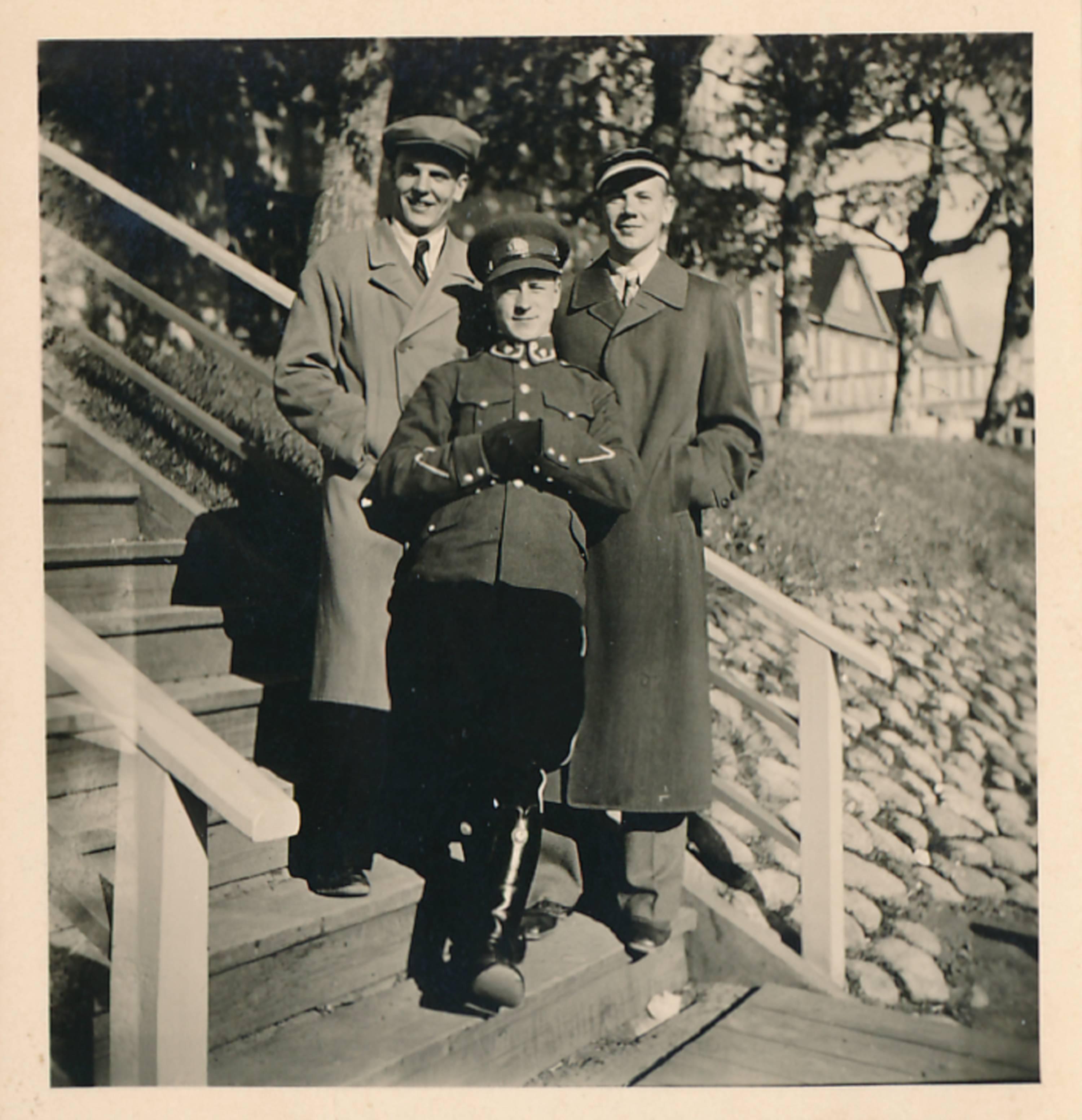 Grupifoto. Tartu Kolledži õpilased koos kaitseliidu ohvitseriga. 1939.a.