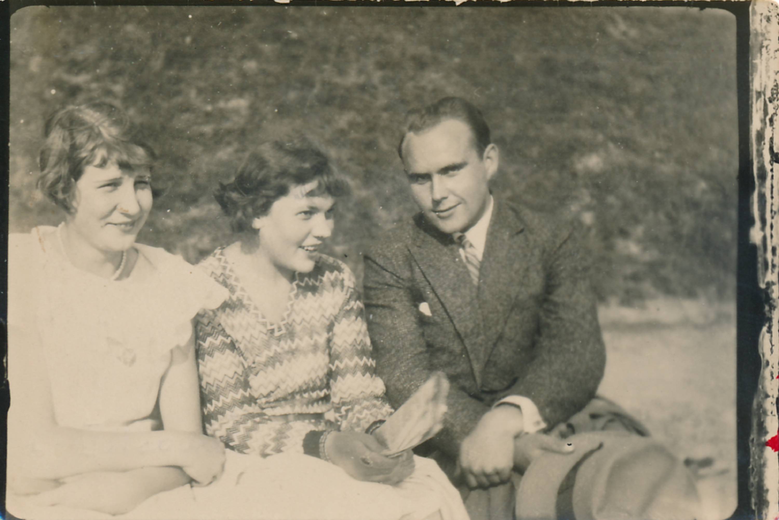 Grupifoto. Elmar Kriisa abikaasa Aino koos Ketsi Taniloo ja Juulius Mägistega. 1930ndatel.