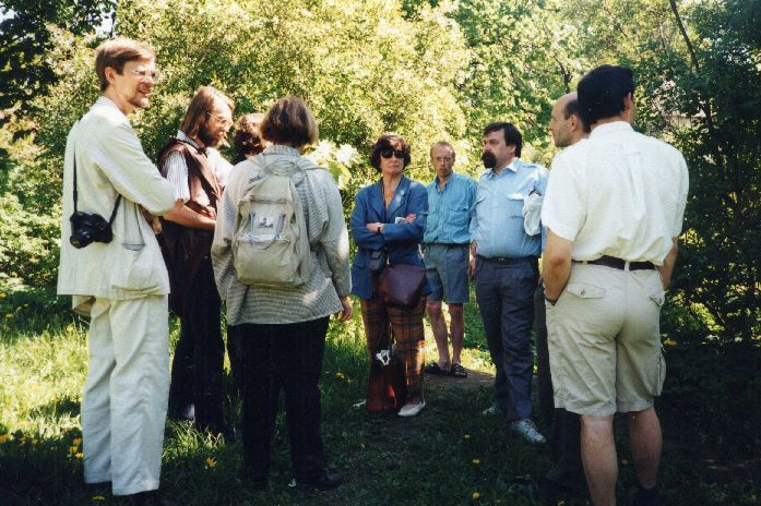 Rahvusvahelisest arheoloogiaseminarist osavõtjad. Tartu, 1997. Foto Silja Paris.