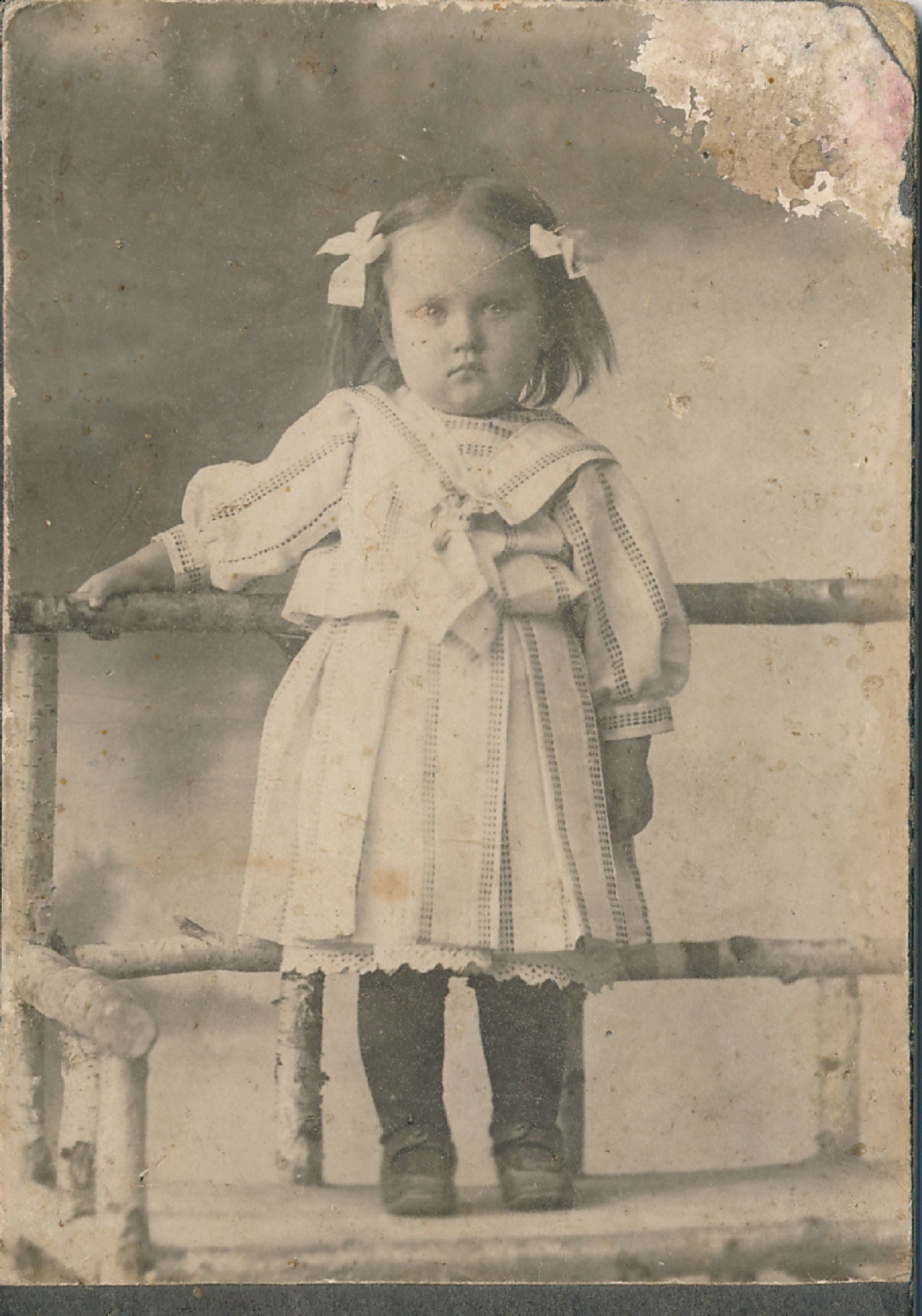 Portreefoto. Väike tüdruk. Tartu, 20. sajandi algus.