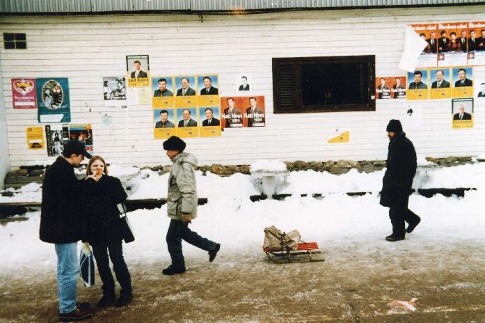 Valmisreklaam linnaliinide bussijaama seinal. Tartu, märts 1999. Foto Ain Protsin.