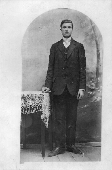 Ateljeefoto. Ülikonnas noormees, 1900-1910.