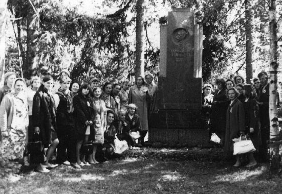 K. Türnpu hauamonument (skulptor J. Raudsepp), juures naiskoori Leelo liikmed. Tallinn, Metsakalmistu, 1969.