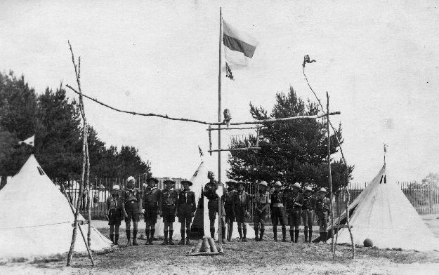 Eesti skaudid laagris, lipumastis Eesti ja Ameerika Ühendriikide lipud. Eesti, 1930-1940.