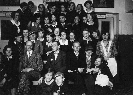 Tartu tütarlaste gümnaasiumi  (TTG) õpilased ja õpetajad. Esireas paremalt 4.  Kustas Raud.  Tartu, 1930-1940.
